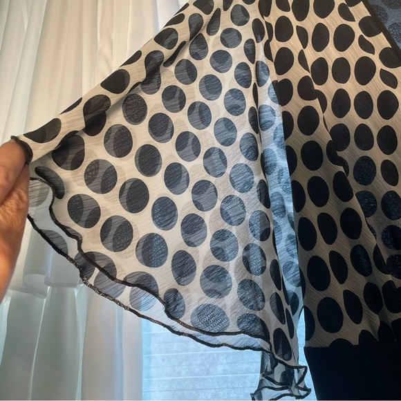 New York City Design Co. EUC size 22/24W white with black dots. V-neck & has tie - Picture 3 of 11